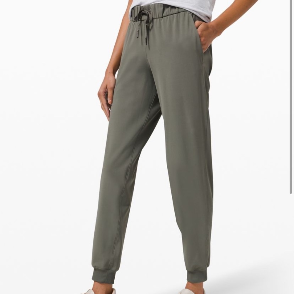 On the Fly Lululemon Joggers size 8 NWT